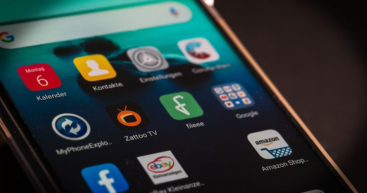 教育云平台 App 手机端主界面展示，浅色背景上并列一部竖屏手机，屏幕内是课程卡片与今日学习计划，整体温暖明亮