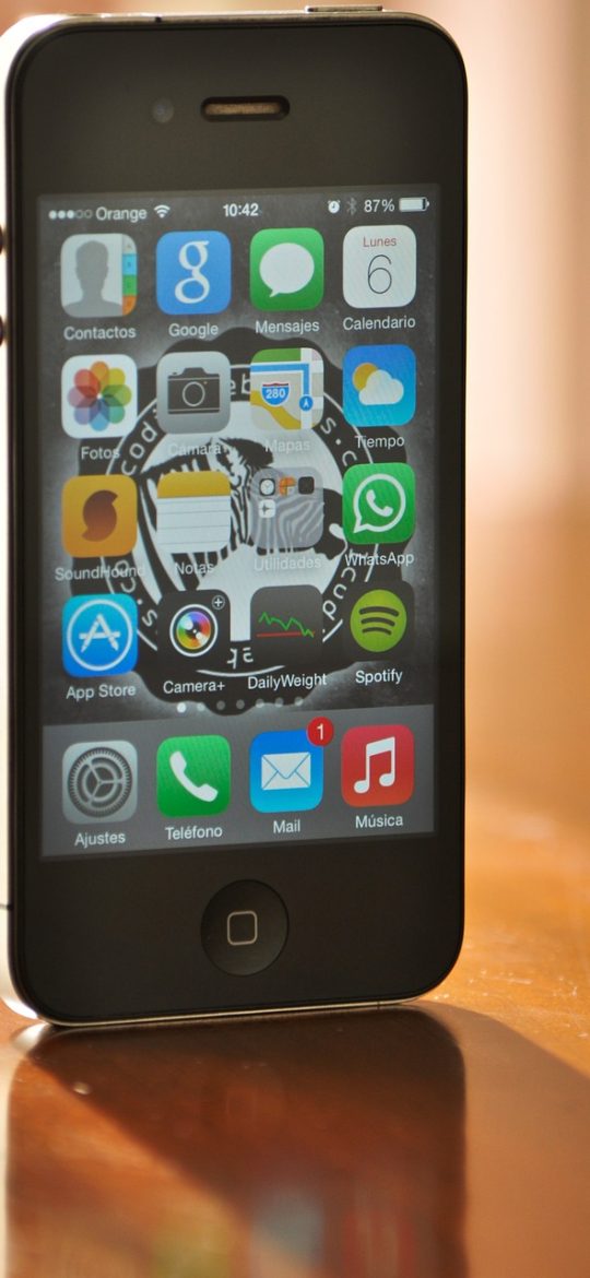 教育云平台 App 课程播放界面，竖屏手机上正在播放一节课程视频，下方时间轴带有笔记打点标记，画面明亮